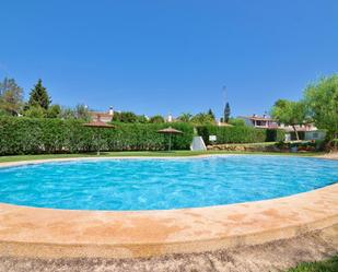 Piscina de Casa adosada en venda en Dénia amb Aire condicionat, Jardí privat i Terrassa