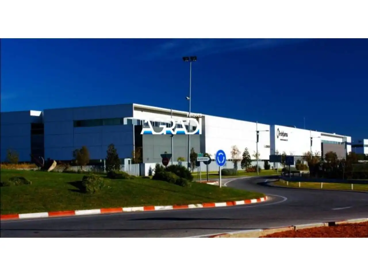 Vista exterior de Nau industrial de lloguer en Gavà amb Calefacció i Alarma