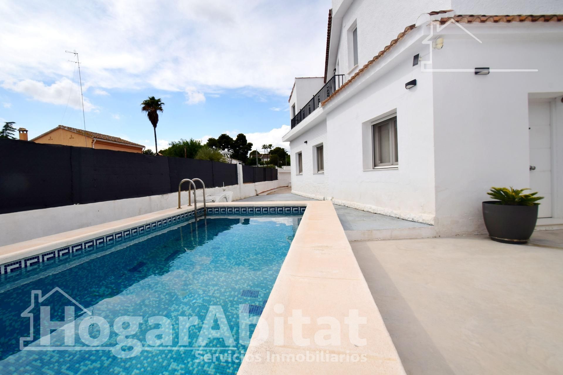 Swimming pool of House or chalet for sale in Paterna  with Air Conditioner, Heating and Private garden