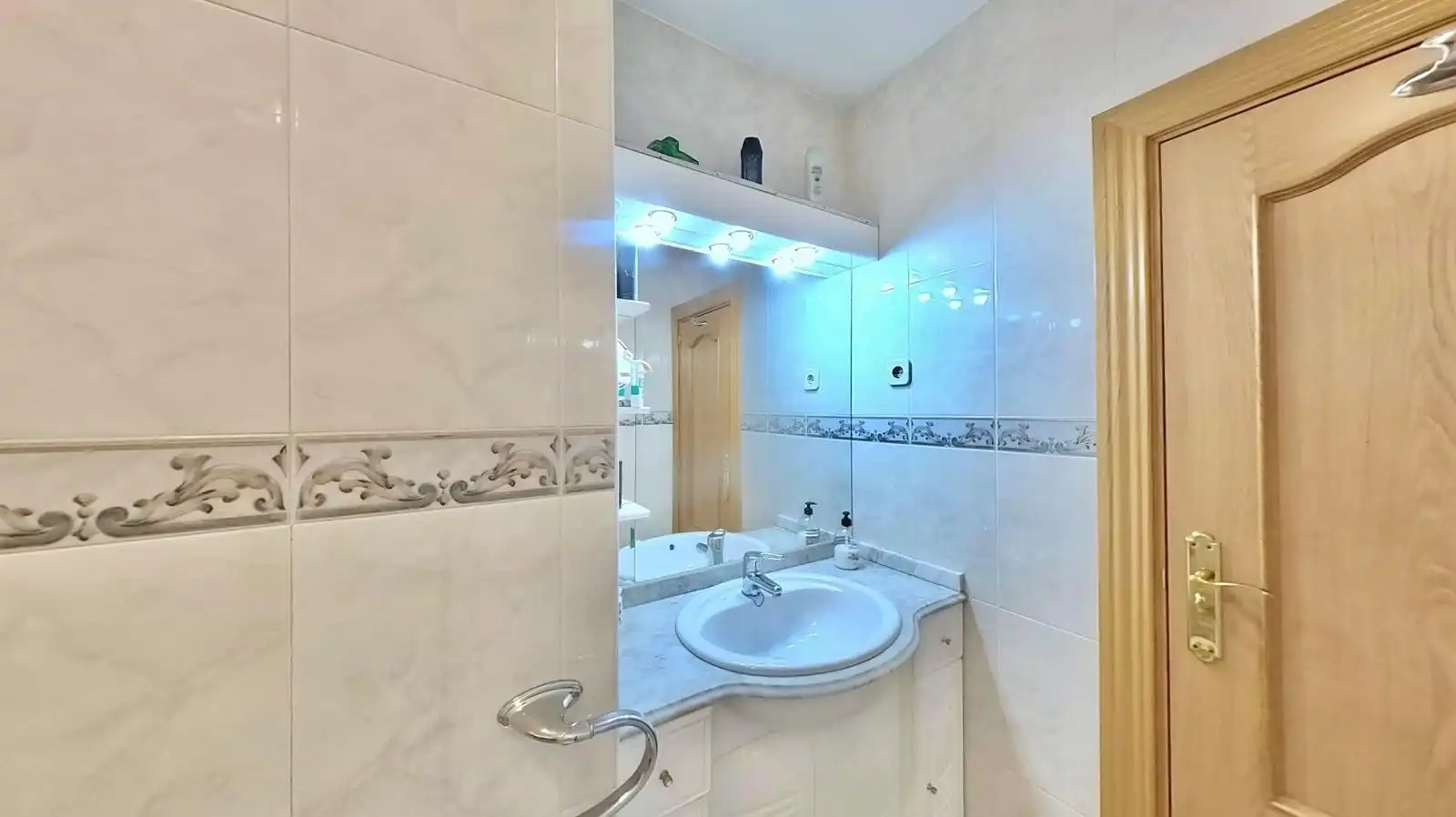 Baño de Apartamento en venta en Madrid con Calefacción y Trastero