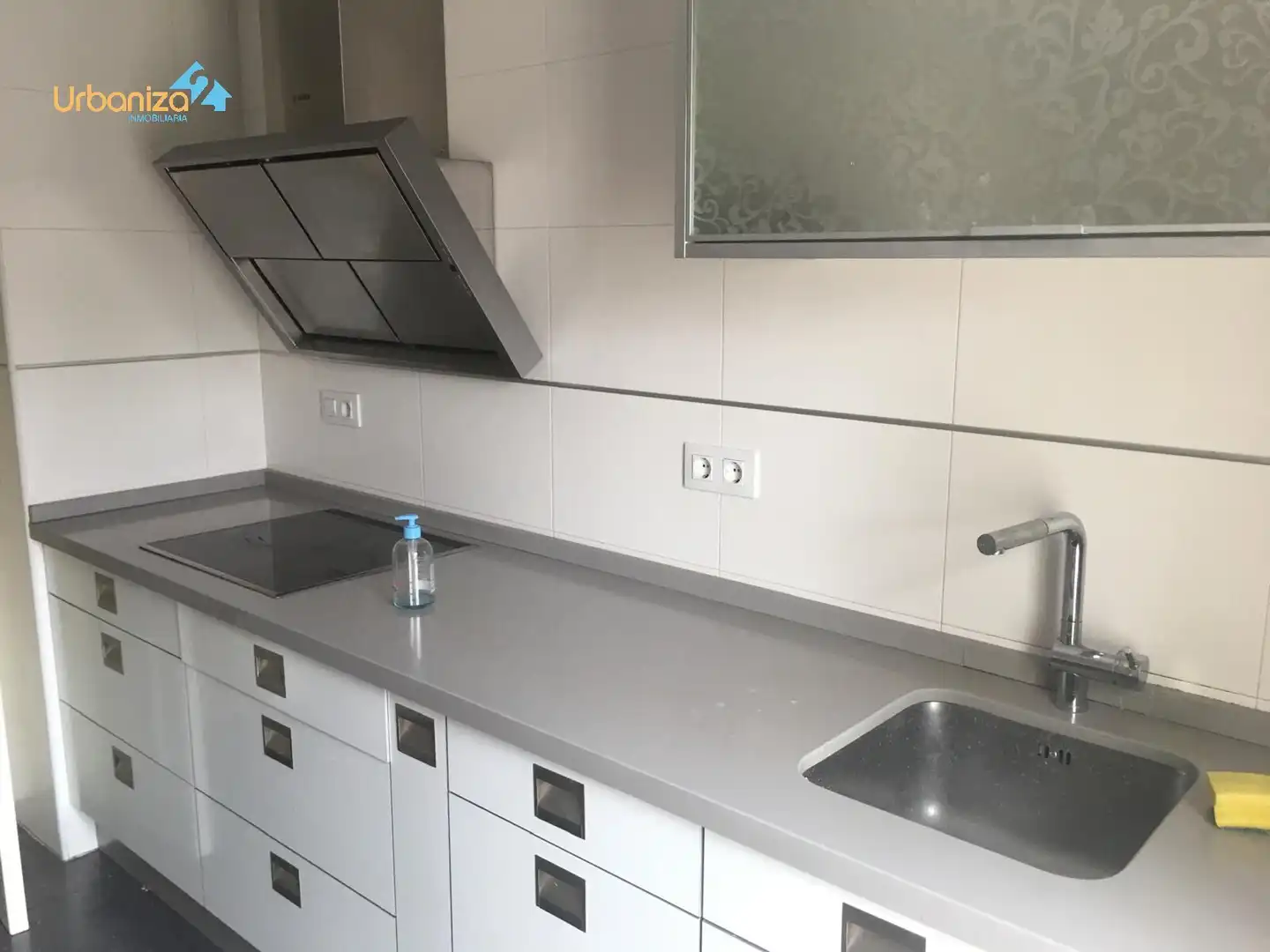 Cuina de Casa adosada en venda en Badajoz amb Calefacció, Terrassa i Piscina comunitària