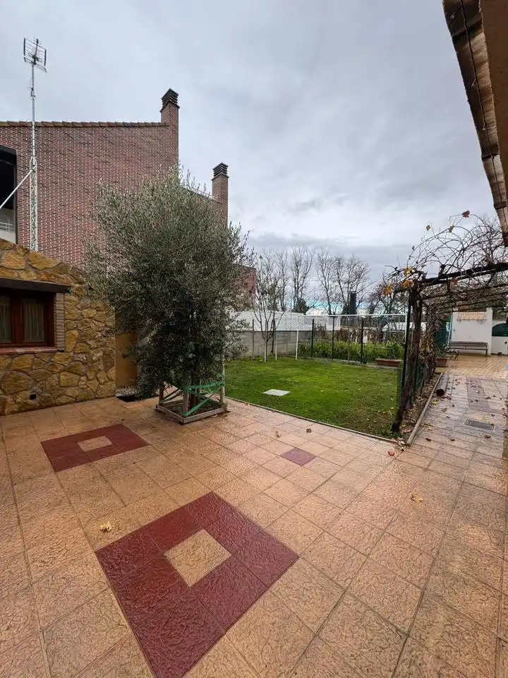 Jardí de Casa o xalet en venda en Cadrete amb Aire condicionat, Calefacció i Jardí privat