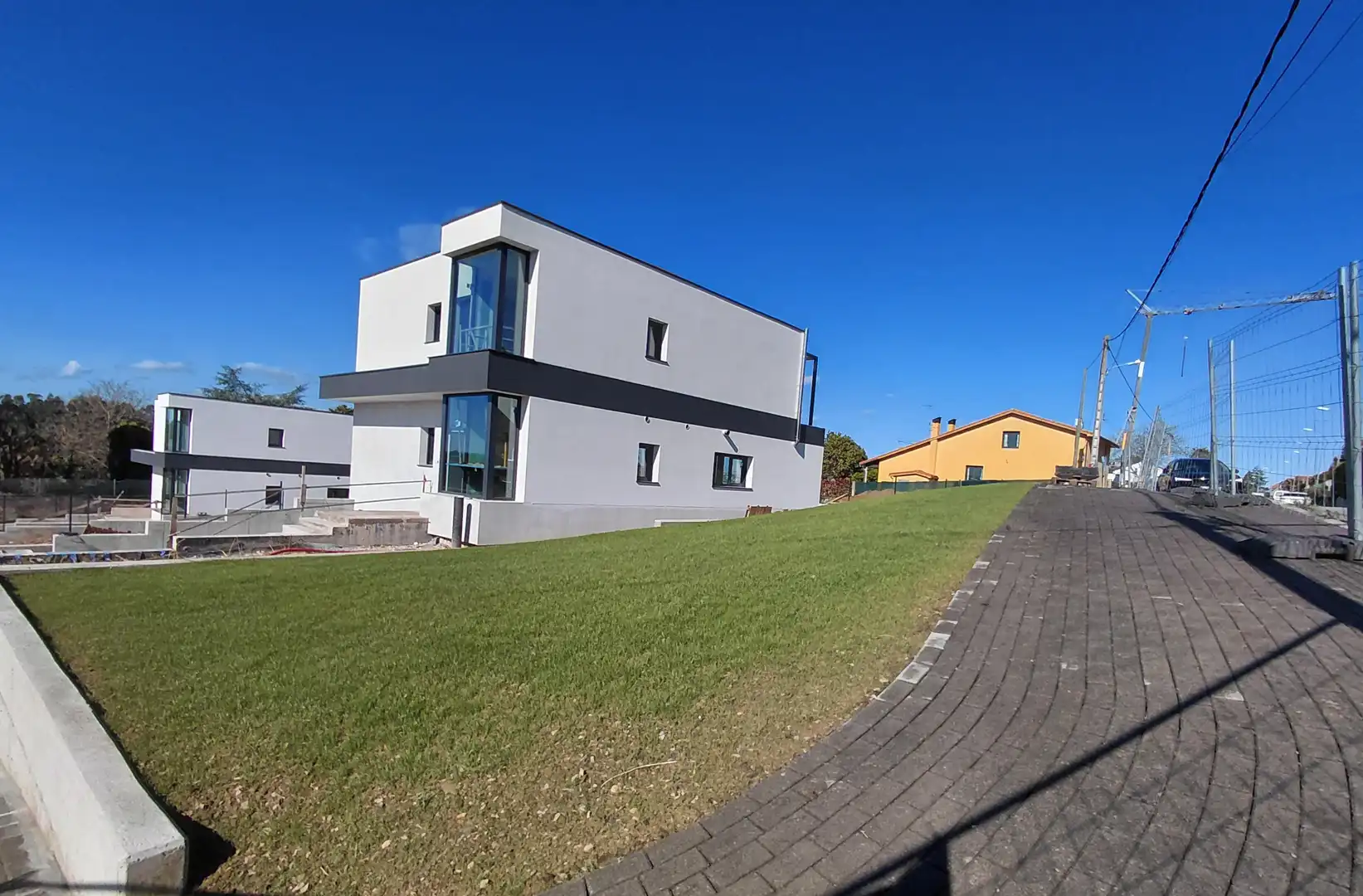 Vista exterior de Casa o xalet en venda en Oleiros amb Calefacció, Jardí privat i Parquet