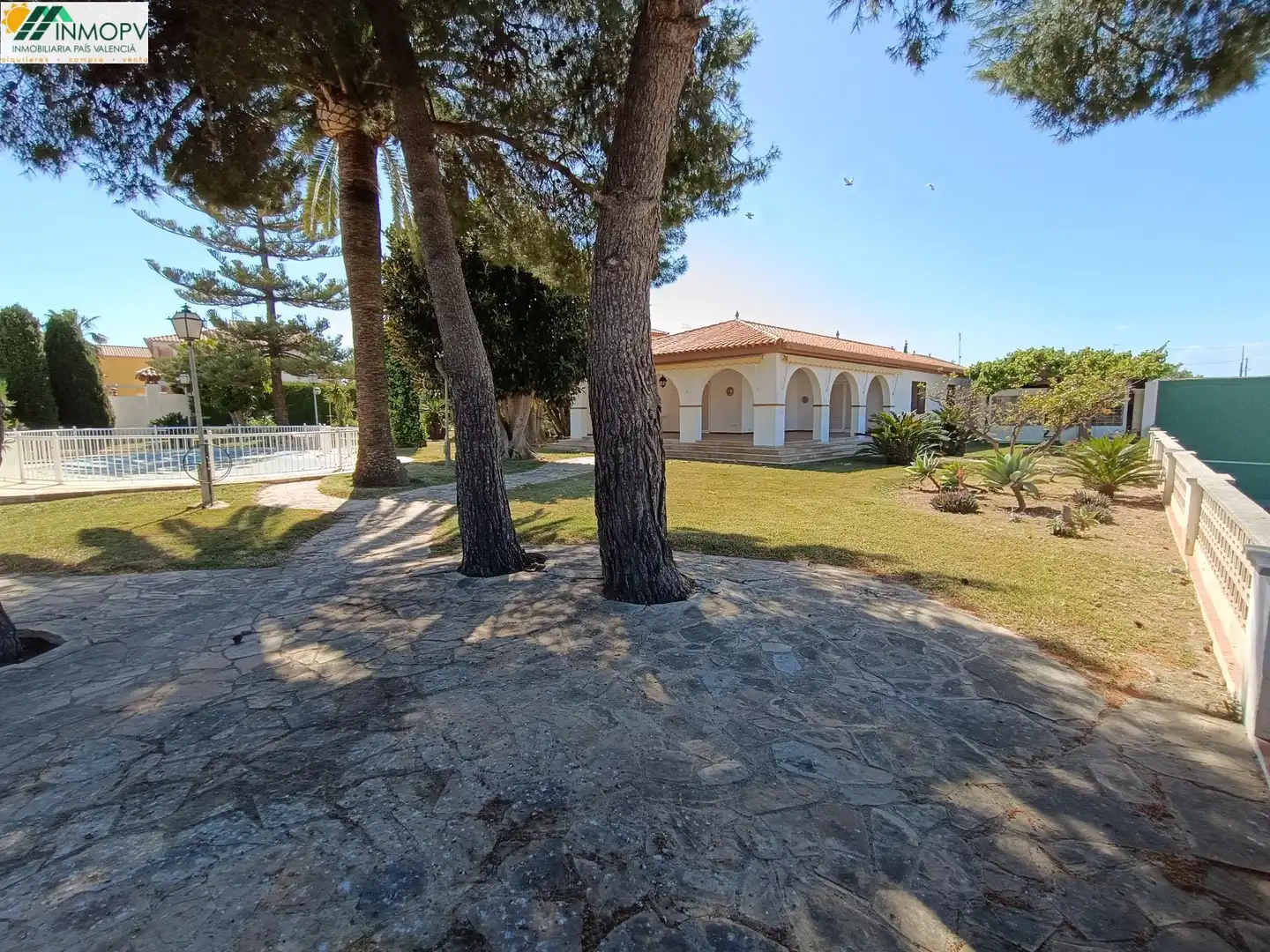 Vista exterior de Casa o xalet en venda en Vinaròs amb Jardí privat, Terrassa i Traster