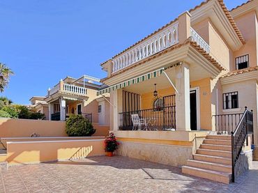 Casa aparellada amb balcó en venda a Orihuela Costa