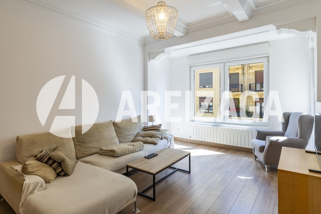 Sala d'estar de Pis en venda en Donostia - San Sebastián  amb Calefacció, Terrassa i Balcó