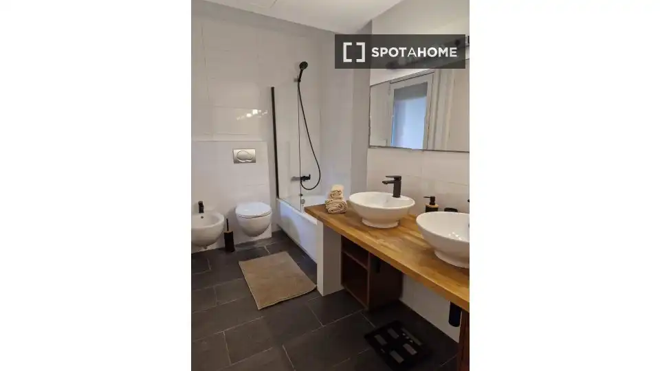 Bany de Apartament per a compartir en Gavà amb Aire condicionat, Terrassa i Moblat