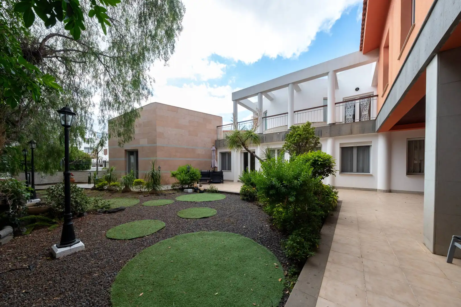 Vista exterior de Casa o xalet en venda en Las Palmas de Gran Canaria amb Aire condicionat, Jardí privat i Terrassa