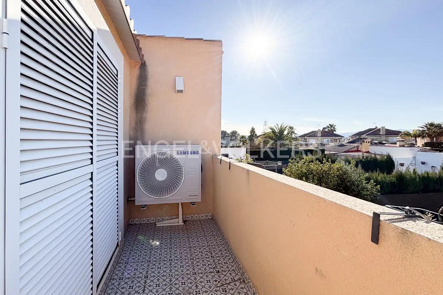 Balcony of Detached homes for rent in La Pobla de Vallbona  with Air Conditioner, Heating and Private garden