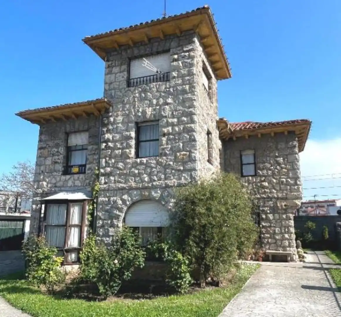 Vista exterior de Casa o chalet en venta en Torrelavega  con Calefacción, Trastero y Balcón