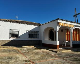 Vista exterior de Casa o xalet en venda en Chiclana de la Frontera amb Jardí privat, Terrassa i Traster