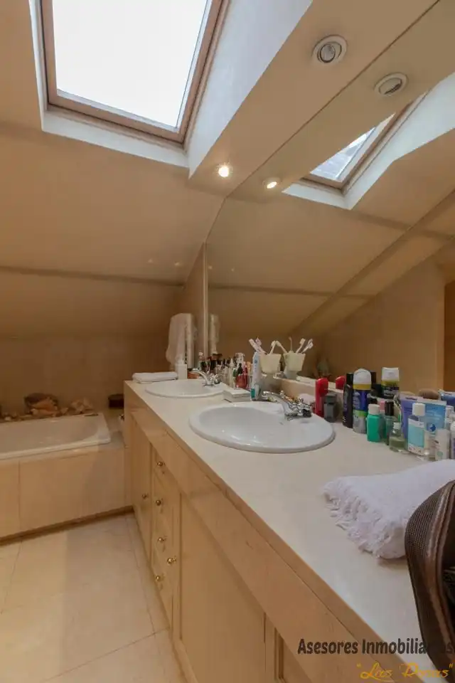 Badezimmer von Einfamilien-Reihenhaus zum Verkauf in Madrid mit Klimaanlage, Heizung und Privatgarten