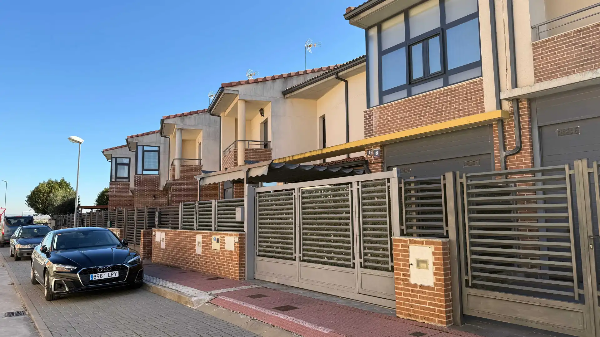 Vista exterior de Casa adosada en venta en Cigales con Calefacción, Parquet y Terraza
