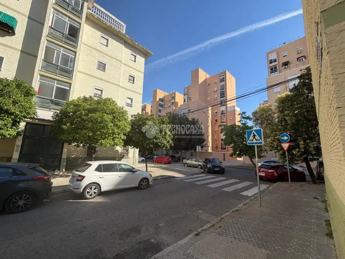 Exterior view of Flat for sale in Sevilla  with Air Conditioner and Furnished