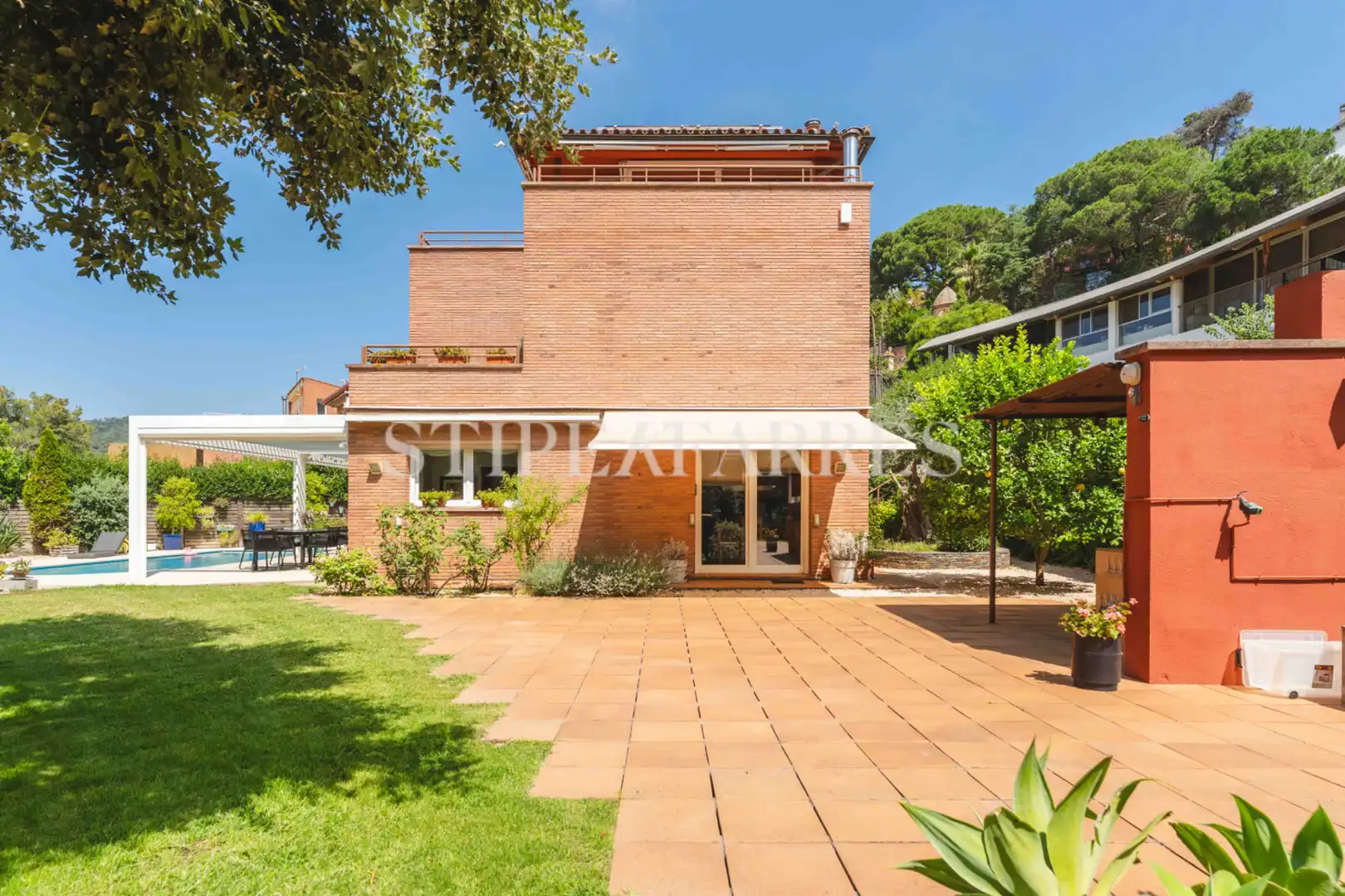Außenansicht von Haus oder Chalet zum Verkauf in Barcelona mit Klimaanlage, Heizung und Privatgarten