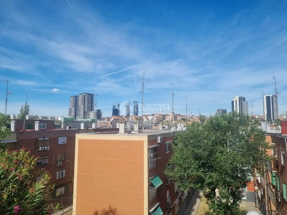 Vista exterior de Pis en venda en Madrid amb Calefacció i Balcó