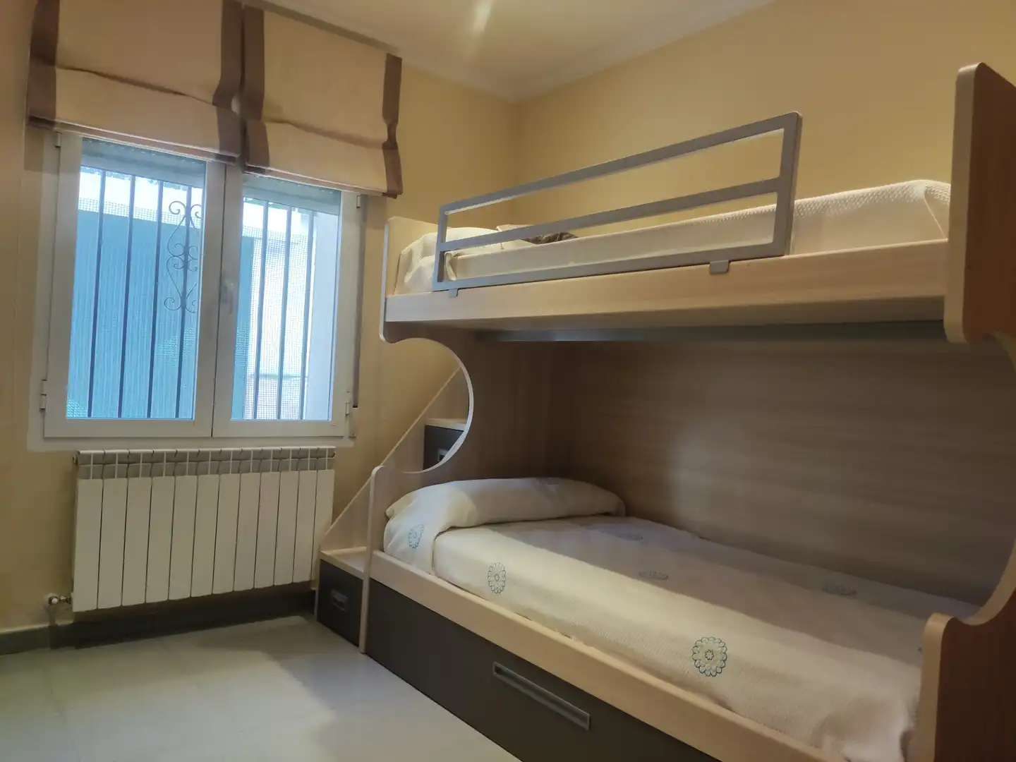 Dormitori de Casa o xalet en venda en Ciudad Real amb Aire condicionat, Calefacció i Jardí privat
