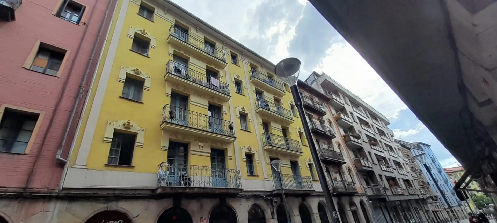 Vista exterior de Piso en venta en Bilbao  con Balcón