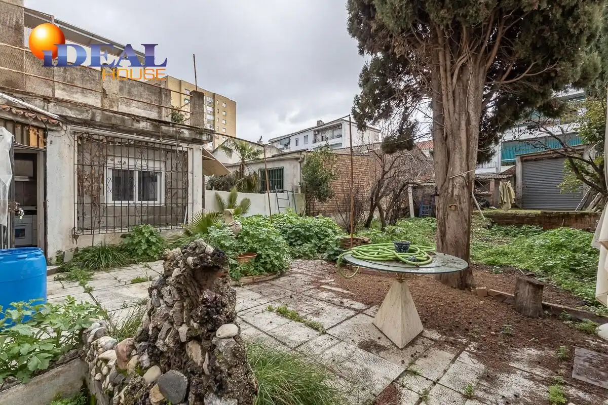 Adossat amb jardí en venda a Calle ANTONIO MACHADO