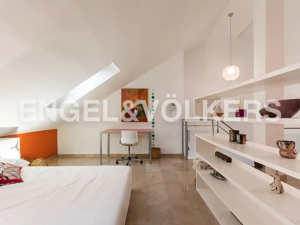 Schlafzimmer von Dachboden zur Miete in Valencia mit Heizung, Terrasse und Möbliert