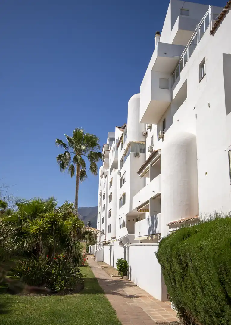 Vista exterior de Apartament en venda en Estepona amb Terrassa, Piscina i Piscina comunitària