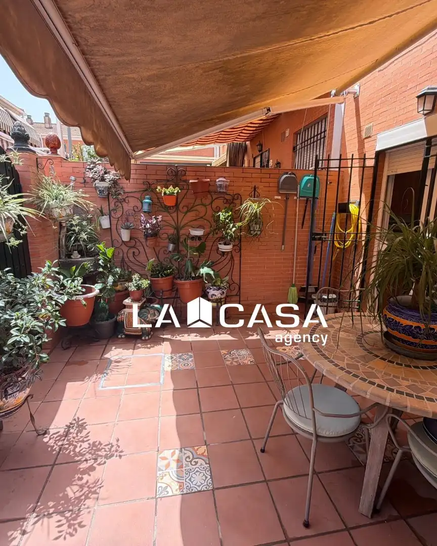 Terraced house for sale in Calle Dublín, imagen 2