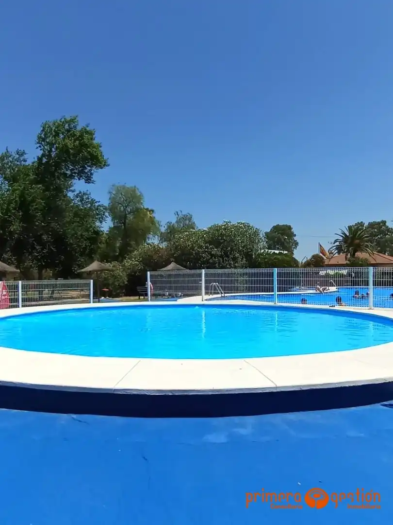 Chalet con piscina en venta en Carmona, imagen 2