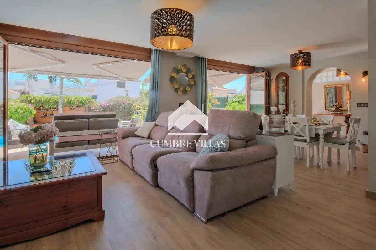 Sala de estar de Casa o chalet en venta en Almuñécar con Jardín privado, Terraza y Amueblado