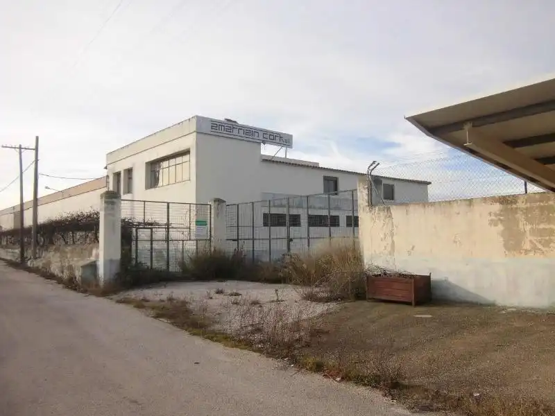 Vista exterior de Nave industrial en venta en Valencia de Alcántara