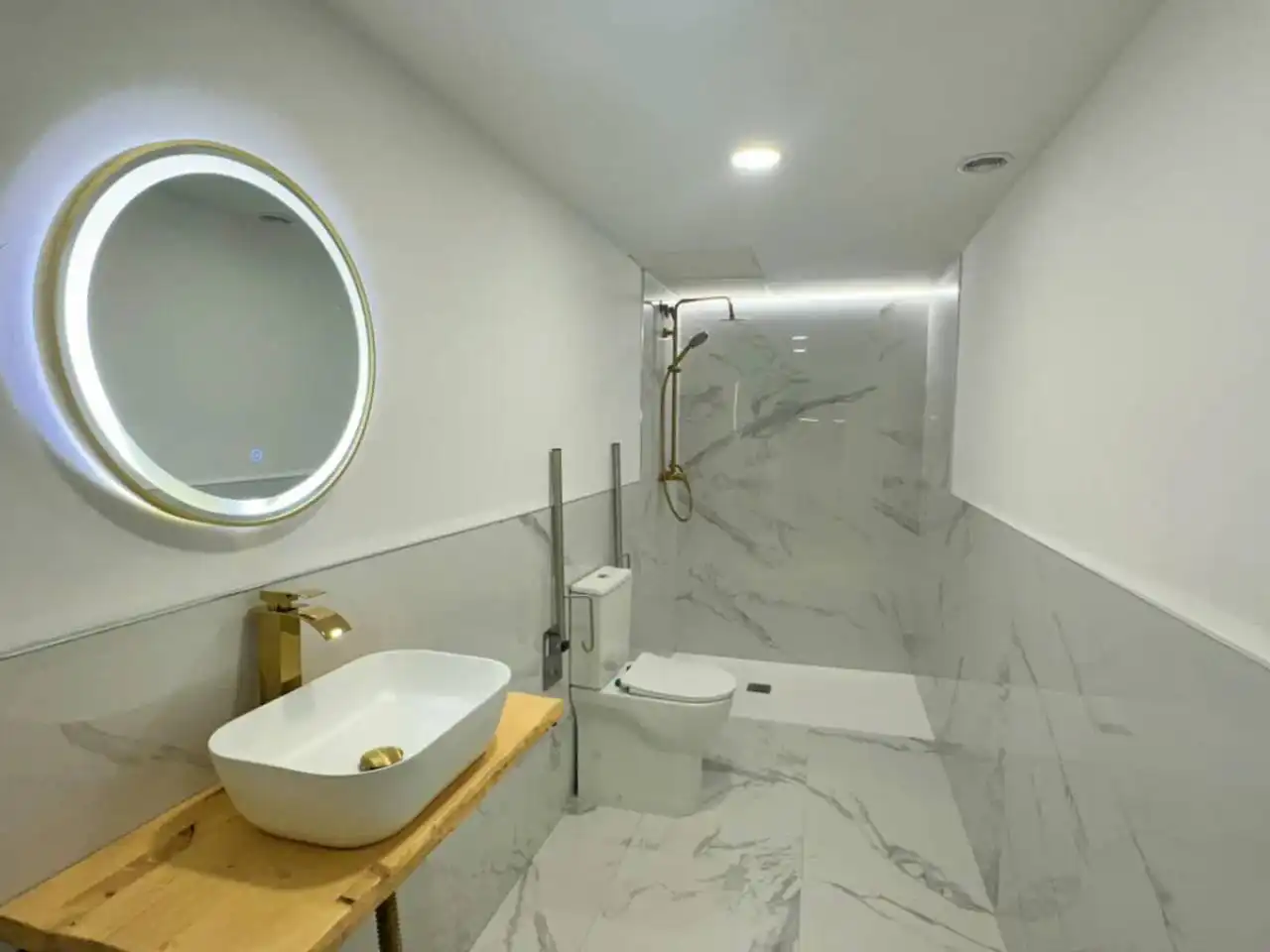 Bathroom of Study for sale in El Prat de Llobregat  with Air Conditioner, Heating and Parquet flooring