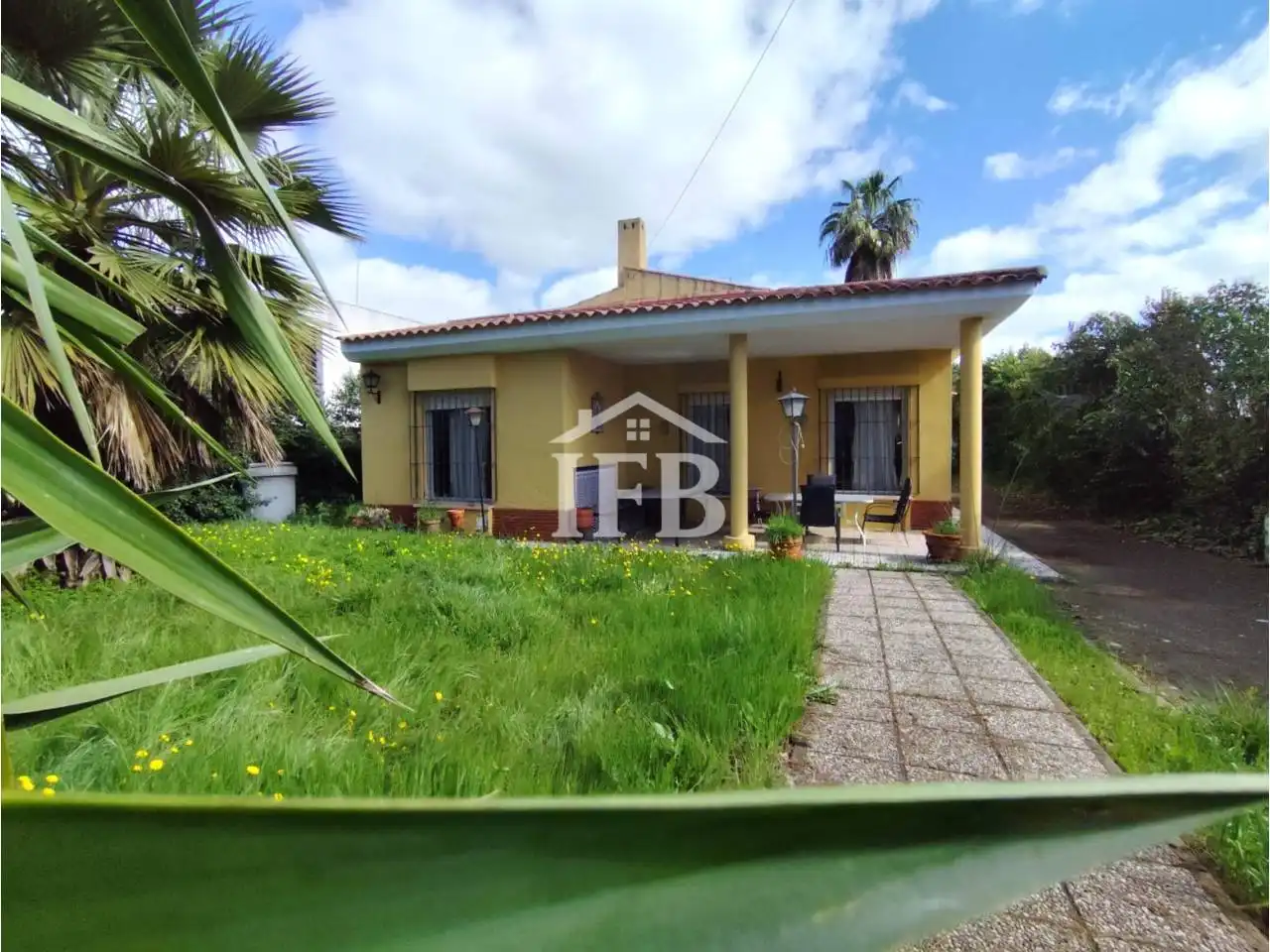 Außenansicht von Haus oder Chalet zum Verkauf in Badajoz mit Klimaanlage, Heizung und Privatgarten