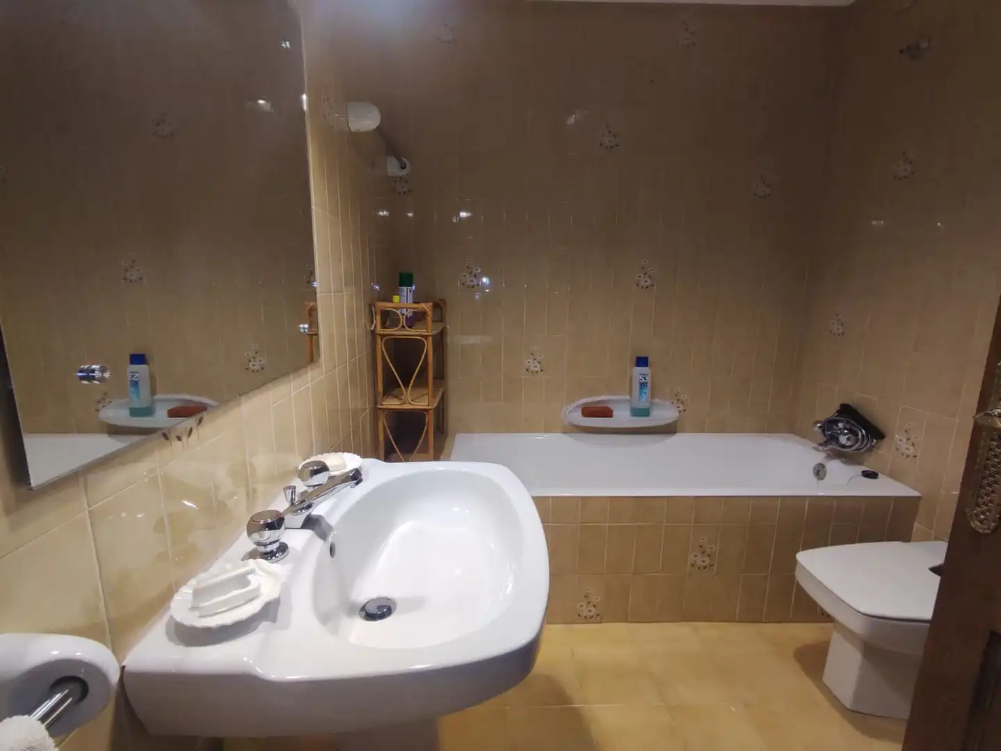 Badezimmer von Wohnungen zur Miete in Plasencia mit Klimaanlage, Heizung und Möbliert