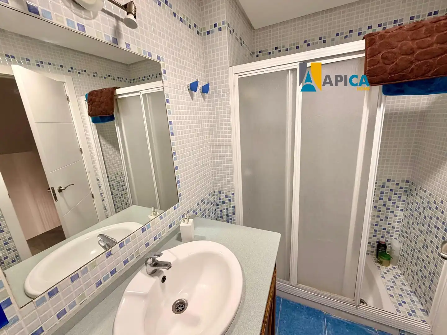Badezimmer von Einfamilien-Reihenhaus zum Verkauf in Barbate mit Klimaanlage, Heizung und Terrasse