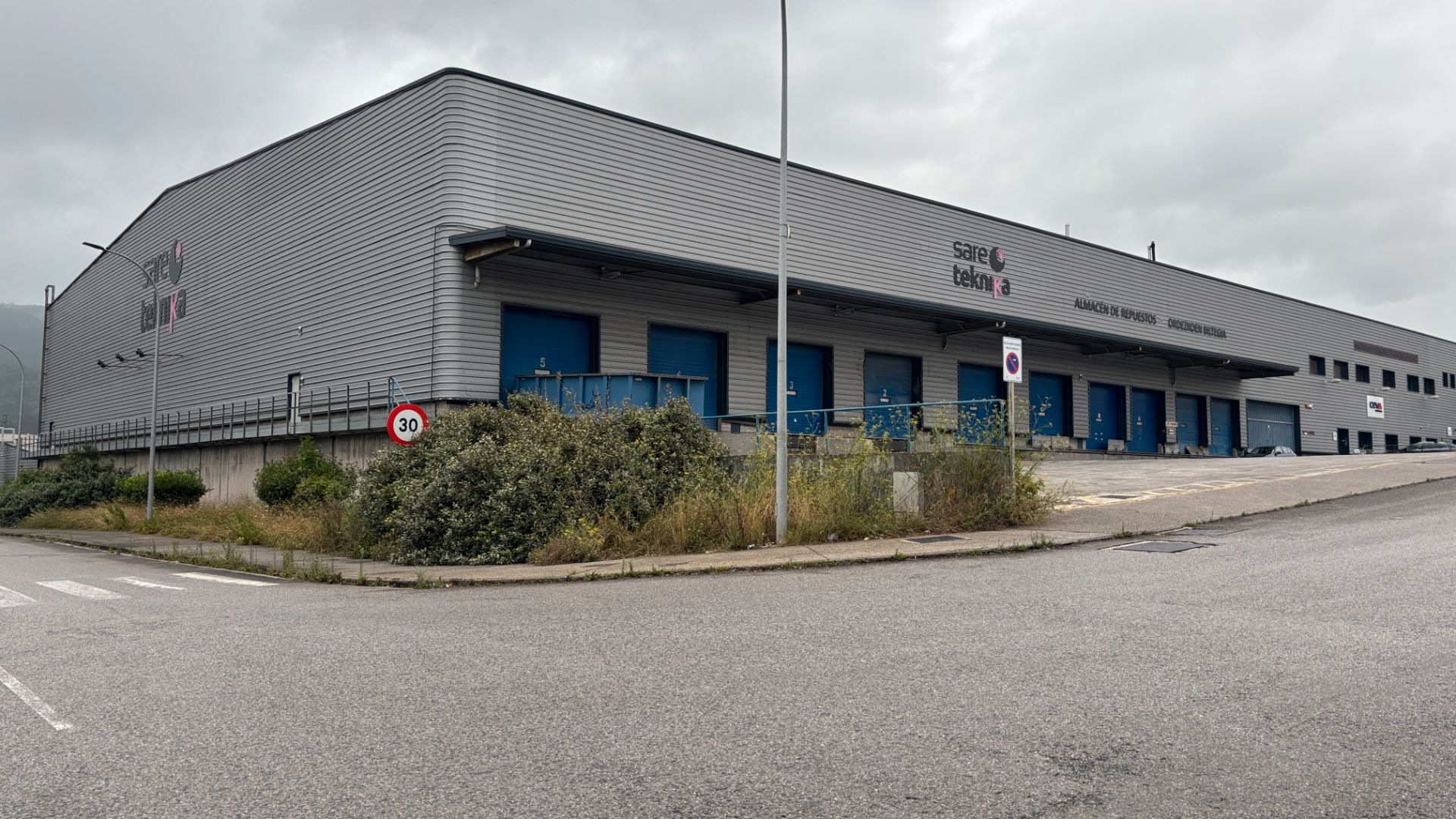 Vista exterior de Nau industrial de lloguer en Etxebarri amb Calefacció i Alarma
