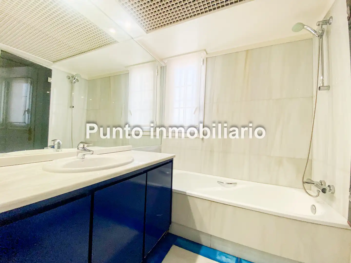 Baño de Casa adosada de alquiler en Valladolid con Aire acondicionado, Calefacción y Jardín privado