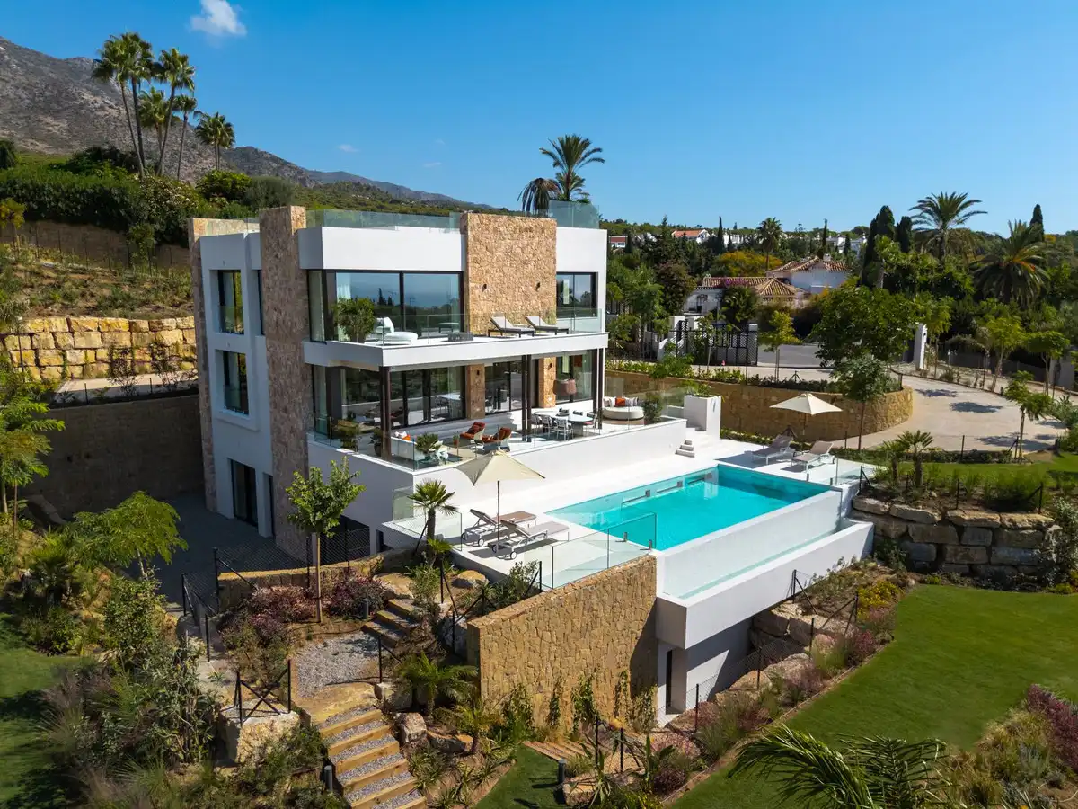 Vista exterior de Casa o xalet en venda en Marbella amb Aire condicionat, Jardí privat i Terrassa