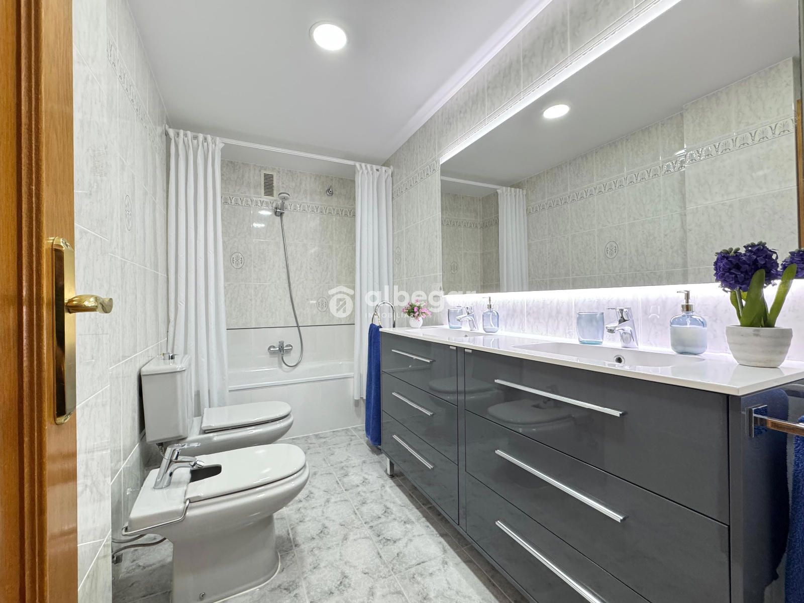 Bathroom of Flat for sale in  Valencia Capital  with Furnished