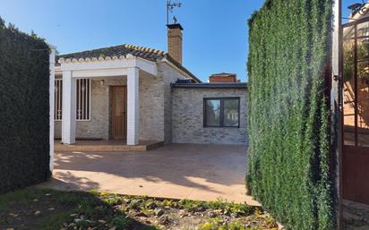 Vista exterior de Casa o xalet en venda en Alfajarín amb Calefacció, Jardí privat i Piscina