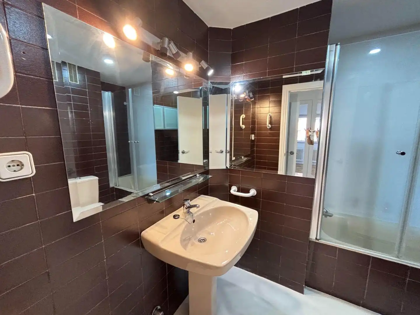 Bathroom of Flat for rent in Madrid  with Air Conditioner, Heating and Private garden