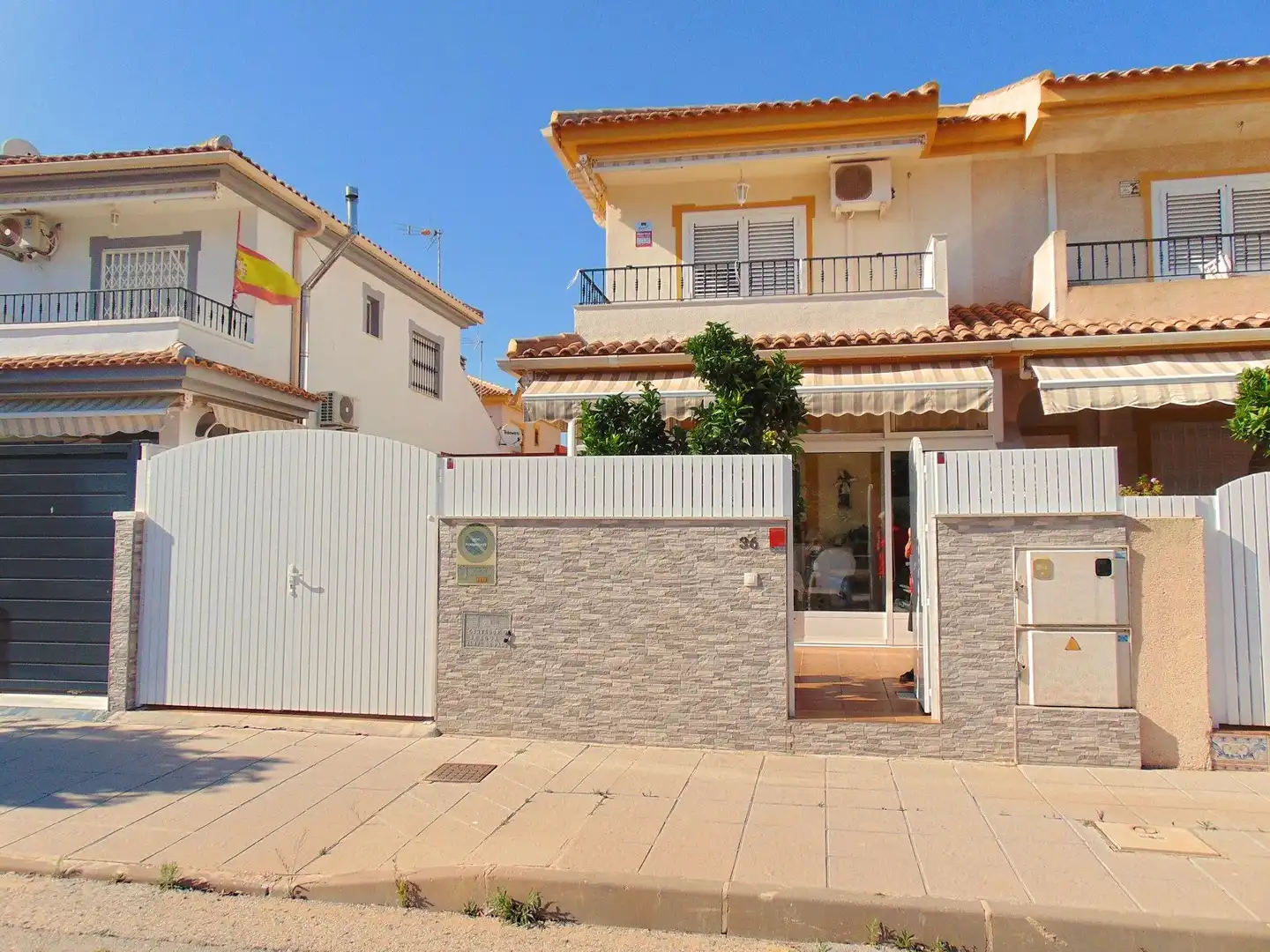 Vista exterior de Casa adosada en venta en Pilar de la Horadada con Aire acondicionado, Calefacción y Jardín privado