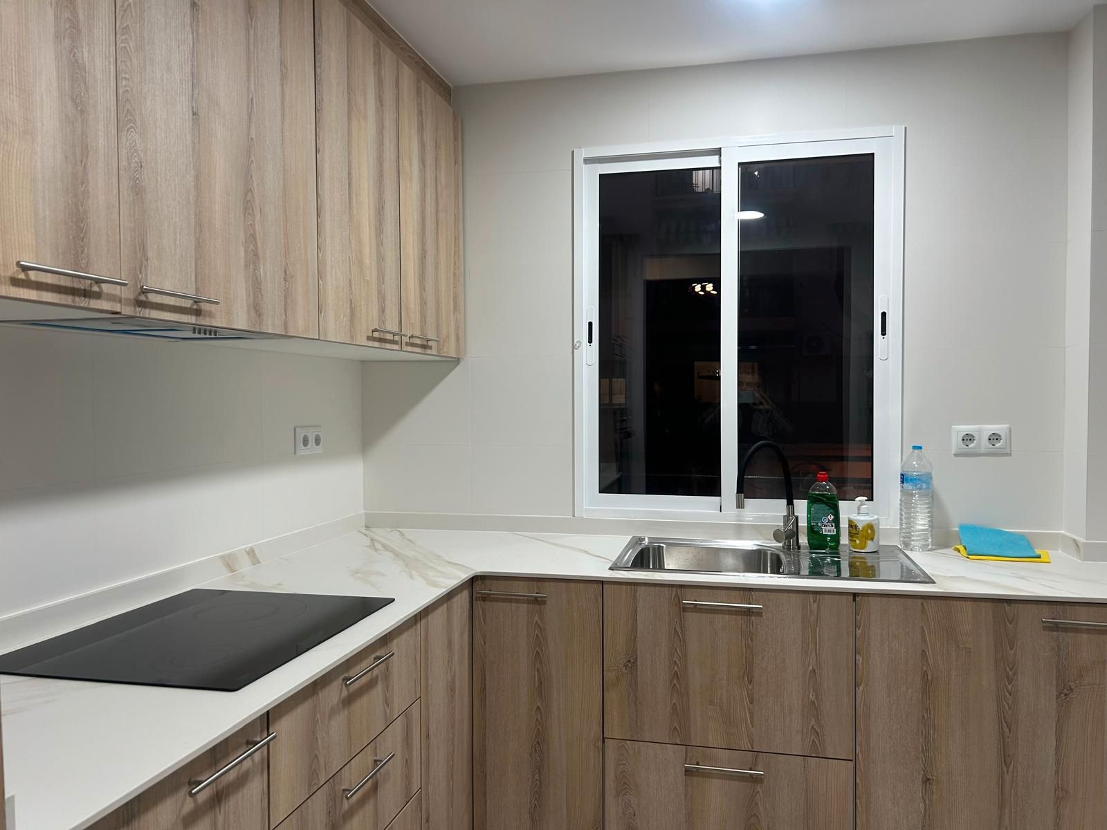 Cuina de Pis de lloguer en  Valencia Capital amb Aire condicionat, Moblat i Forn