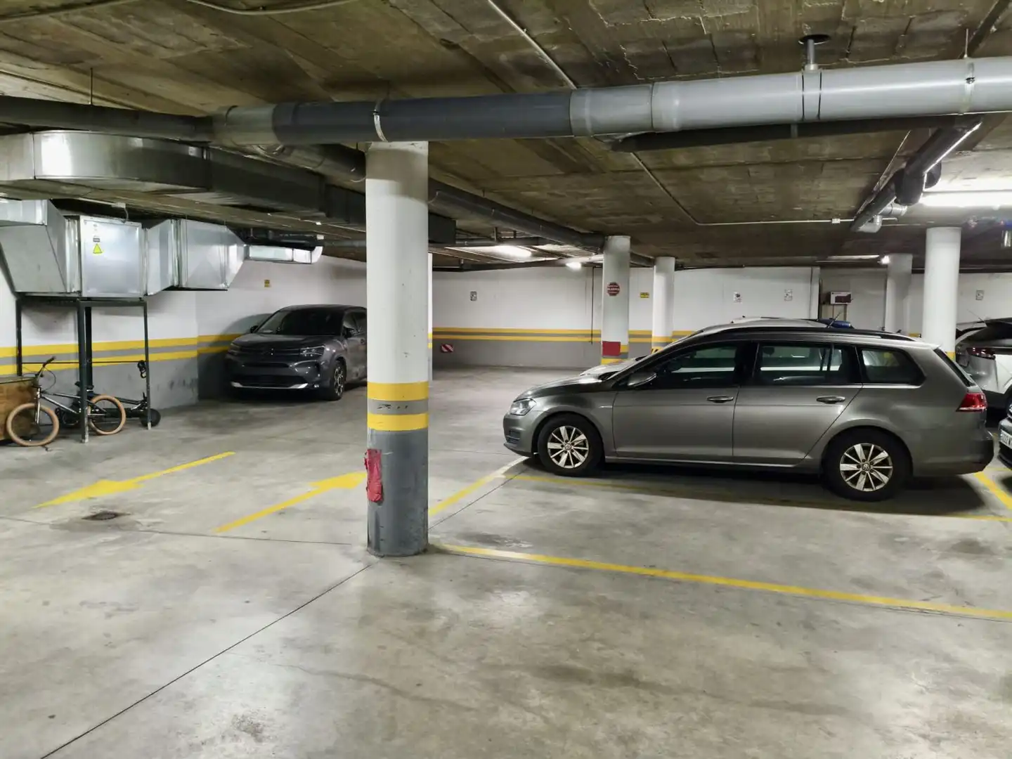 Parkplatz von Wohnung zum Verkauf in Sevilla mit Klimaanlage, Heizung und Terrasse