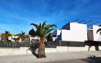 Vista exterior de Casa adosada en venda en Paterna amb Terrassa i Balcó