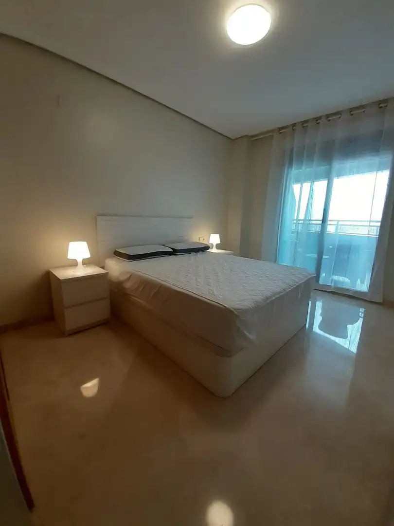 Dormitori de Apartament de lloguer en Valencia amb Aire condicionat, Calefacció i Terrassa