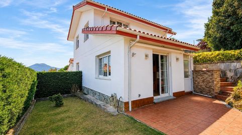 Chalet independiente en Argoños con 306m2 de jardin.
