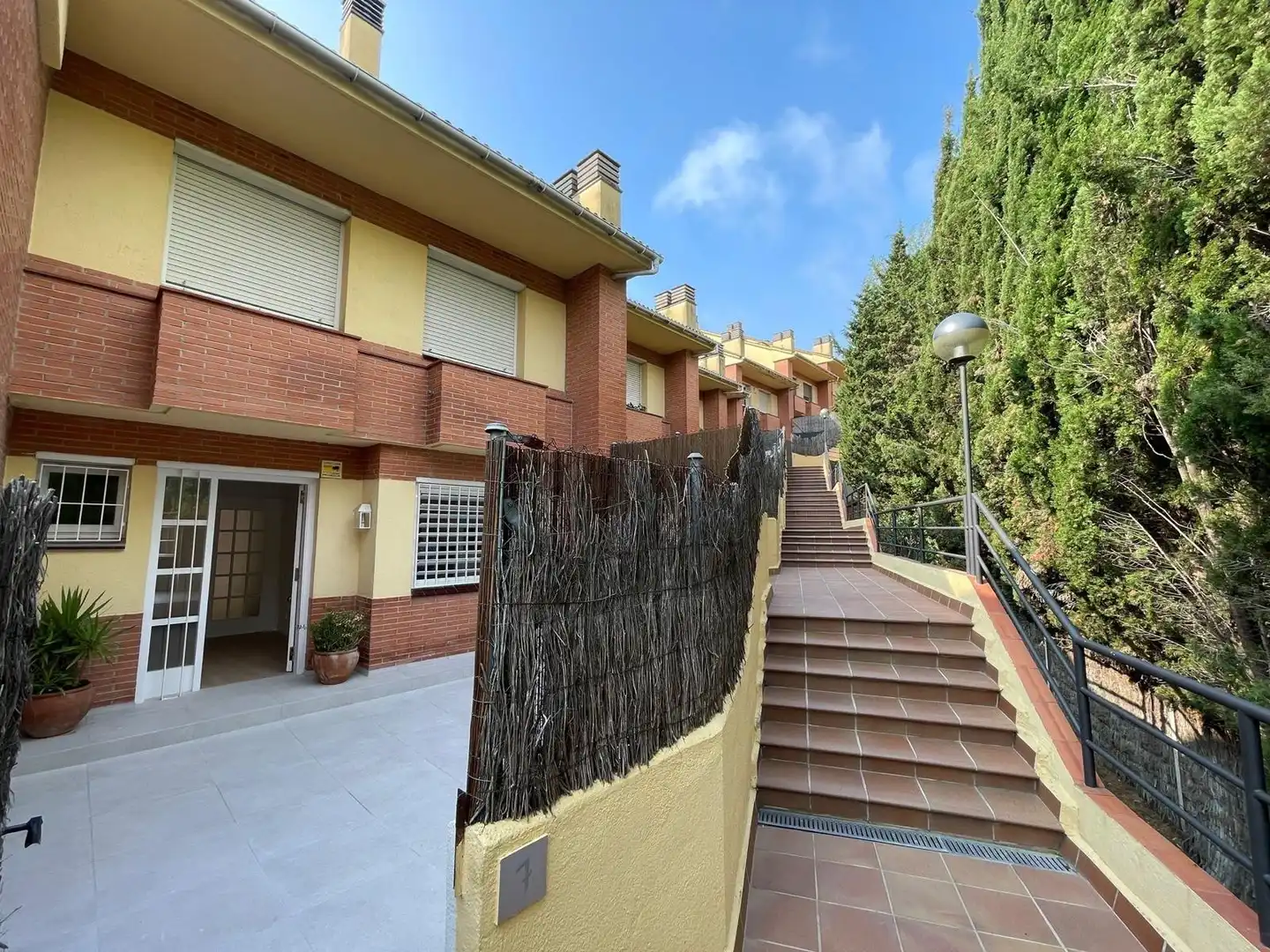 Außenansicht von Einfamilien-Reihenhaus zur Miete in Sant Andreu de Llavaneres mit Klimaanlage, Privatgarten und Balkon
