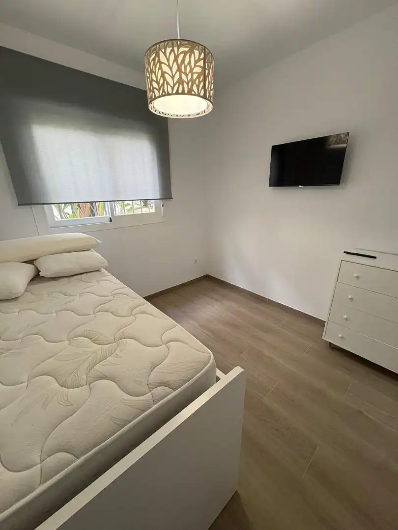 Schlafzimmer von Wohnung zum Verkauf in Chipiona mit Klimaanlage, Heizung und Privatgarten