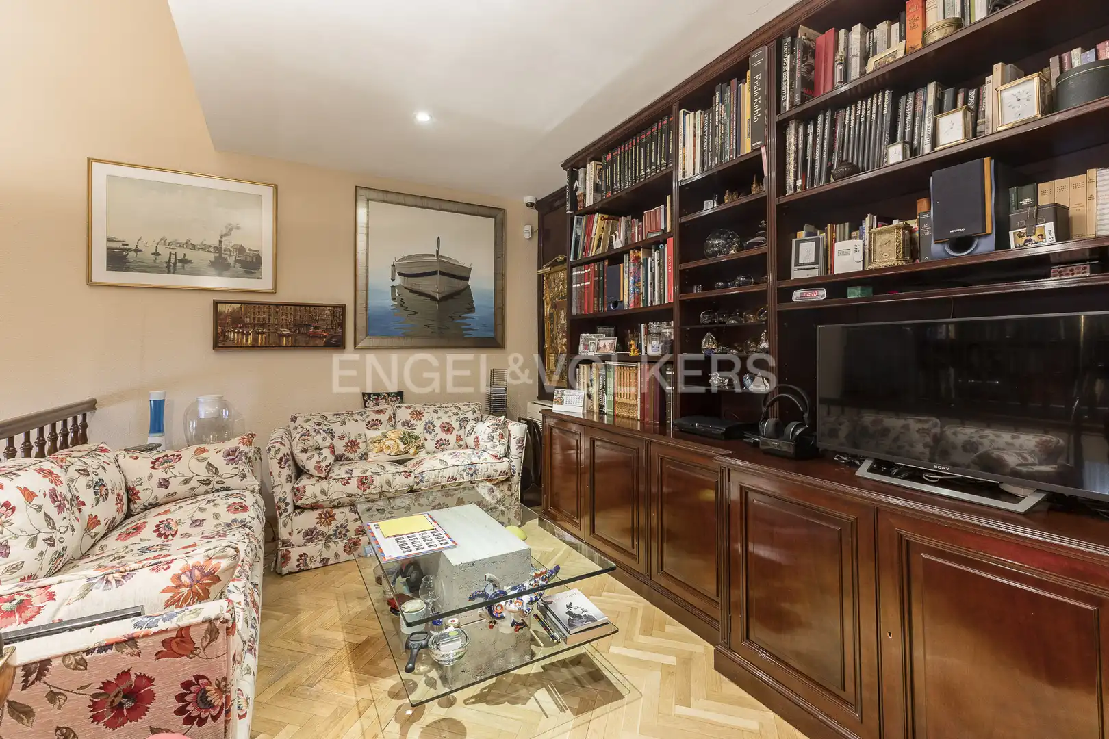 Wohnzimmer von Einfamilien-Reihenhaus zum Verkauf in Barcelona mit Heizung, Privatgarten und Parkett