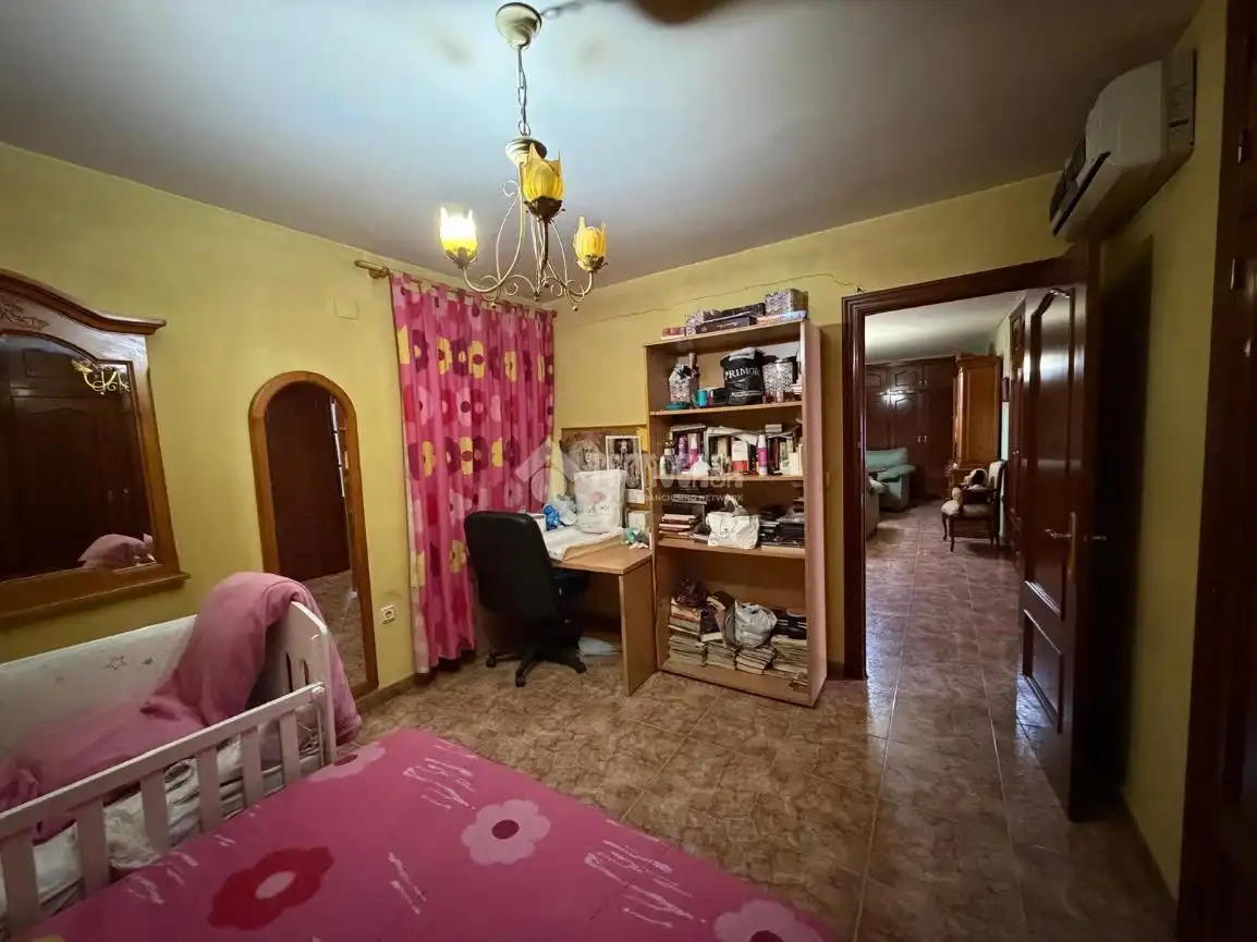 Einfamilien-Reihenhaus zum Verkauf in Torredonjimeno mit Klimaanlage und Balkon