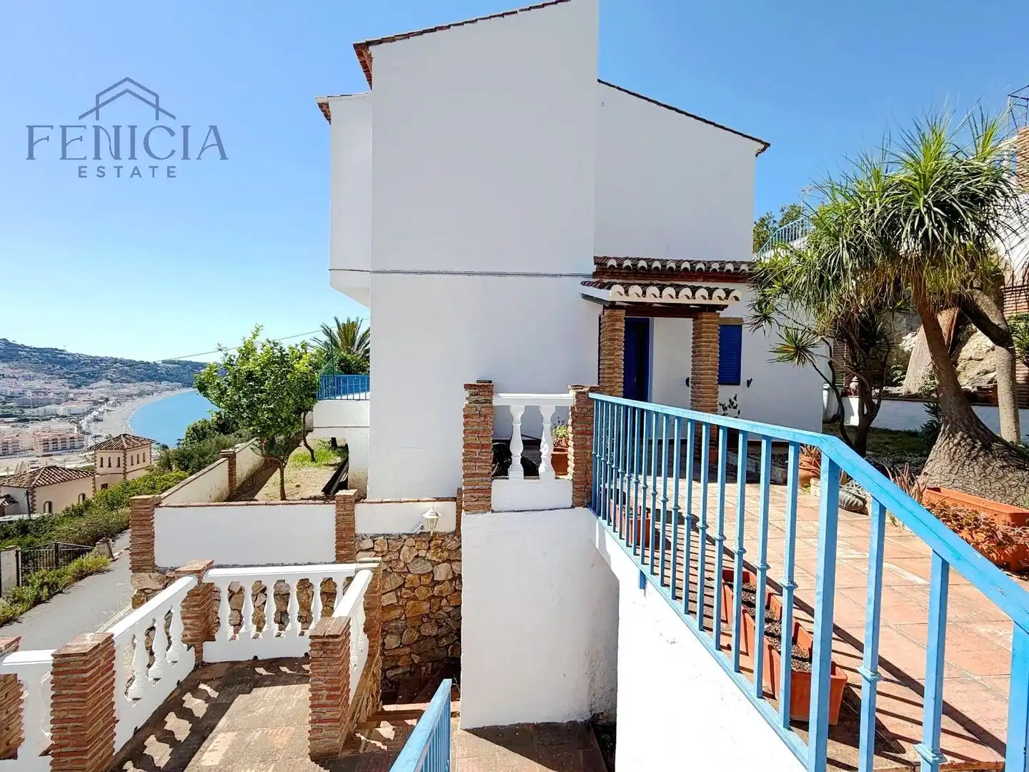 Vista exterior de Casa o xalet en venda en Almuñécar amb Jardí privat, Terrassa i Piscina